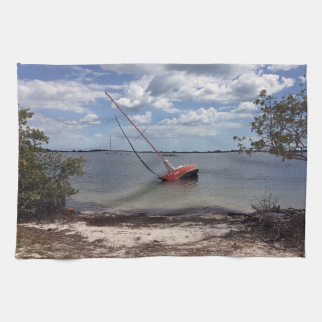 Sailboat Aground Handtuch (Horizontal)