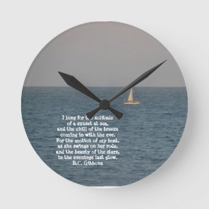 Sailboat at Sea-with Sailing quote Runde Wanduhr