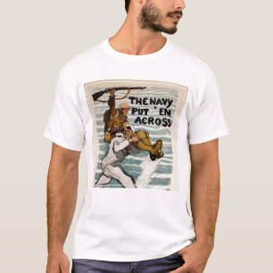 Sailor Wading, als er einen Soldaten auf Schulter T-Shirt