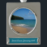 Saint Lucia Beach Tropical Ferien Landschaft Banner-Ornament Silber<br><div class="desc">Der Strand des Resorts von Saint Lucia war recht hübsch - der Himmel war blau, das Wasser türkis und der Sand war sandig. Dieses Bild fängt einen sonnigen Tag am Strand ein. Karo in unserem Laden für schönere Fotos am Strand. Dieses Bild ist auch als das weitverbreitete Wallpaper "Saint Lucia...</div>