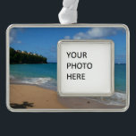 Saint Lucia Beach Tropical Ferien Landschaft Rahmen-Ornament Silber<br><div class="desc">Der Strand des Resorts von Saint Lucia war recht hübsch - der Himmel war blau, das Wasser türkis und der Sand war sandig. Dieses Bild fängt einen sonnigen Tag am Strand ein. Karo in unserem Laden für schönere Fotos am Strand. Dieses Bild ist auch als das weitverbreitete Wallpaper "Saint Lucia...</div>