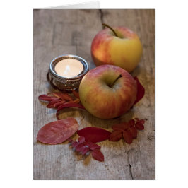 Saisonale rustikale Frühlingsäpfel Blätter noch am