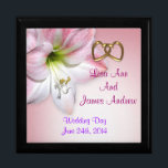 Sake-Box für Hochzeiten Erinnerungskiste<br><div class="desc">Hochzeitskiste mit Aquarell-Amaryllis-Blume auf der Leinwand sehen Hintergrund mit Namen und Datum des Ehepaares. Das perfekte Geschenk für Braut und Bräutigam, um Erinnerungen von ihrem besonderen Tag retten. Anpassen mit Namen und Datum. Sie können auch den Schriftart und den Schriftart ändern. Diese wunderschöne Kiste kann für jeden besondere Anlass oder...</div>