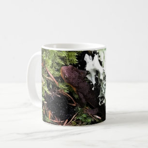 Salamander versteckt sich unter Log, Washington Kaffeetasse