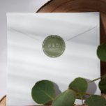 Salbei | Hochzeitsklassische Monogramm Runder Aufkleber<br><div class="desc">Die runden Aufkleber sind für unsere Bio Hochzeitskollektion Cream und Ivory konzipiert. Sie enthalten Ihre Initialen oder Monogramm und das Hochzeitdatum auf einem weißen Schriftart in einer Salbeifarbe.</div>