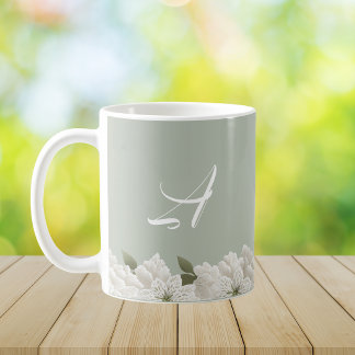 Salbeigrün geprägtes florales elegantes Monogramm Kaffeetasse