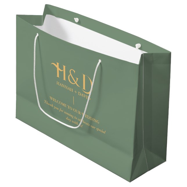 Salbeigrün & Gold Monogramm Hochzeits-Willkommensg Große Geschenktüte (Vorderseite Schrägansicht)