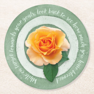 Salbeigrün mit gelber Rose Inspirierendes Zitat Runder Pappuntersetzer