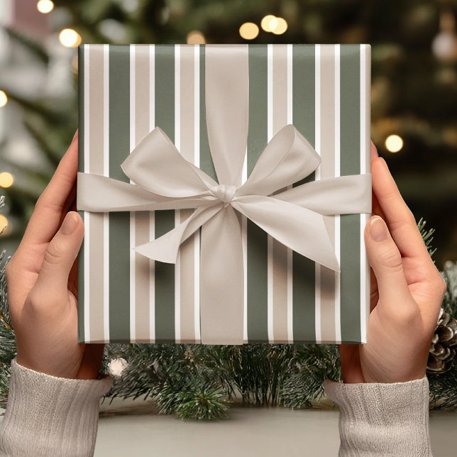 Salbeigrün und Beige gestreift Geschenkpapier (Von Creator hochgeladen)