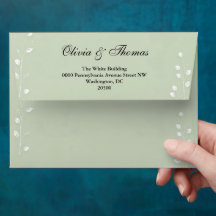 Salbeigrüne adressierte Hochzeitseinladungsumschlä