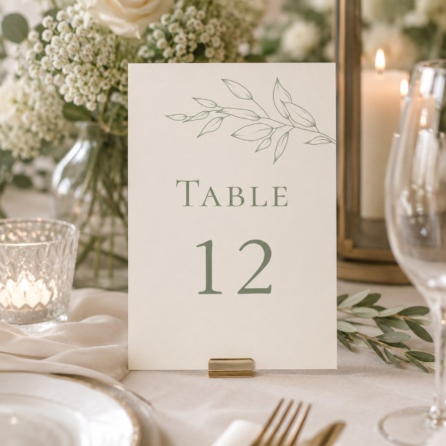 Salbeigrüne botanische Hochzeitstisch-Nummer Tischnummer (Sage Green Botanical Wedding Table Number on an elegant wedding dinner table)