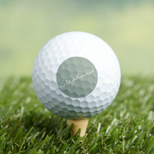 Salbeigrüne elegante Schrift personalisierter Name Golfball