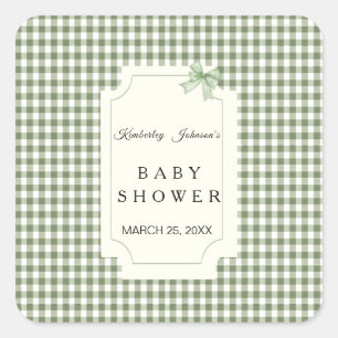 Salbeigrüne Gingham-Baby-Shower-Einladung mit Schl Quadratischer Aufkleber