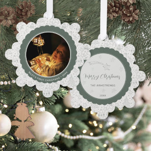 Salbeigrüne Schneeblumen-Baby-Erstweihnachtsfoto Ornament Karte