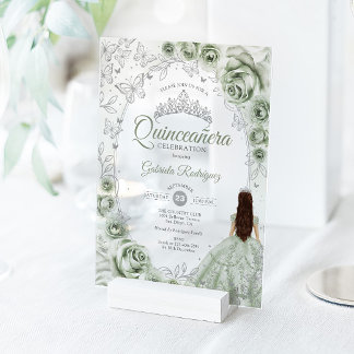 Salbeigrüne Silberne Florale Quinceanera Acryleinladungen