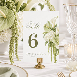 Salbeigrüne und weiße Blumen Gartenhochzeit Tischnummer