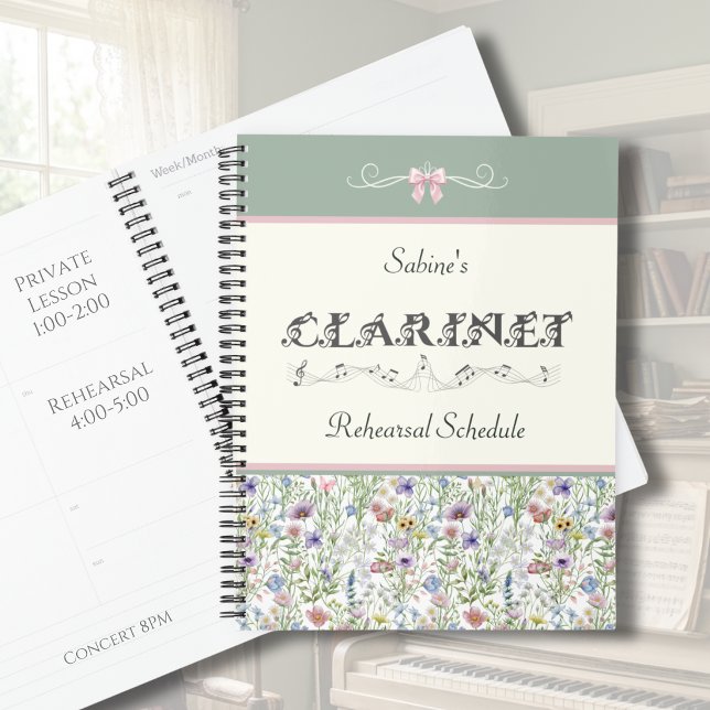 Salbeigrüne Wildblumen-Klarinetten-Probenplaner Planer (Personalized Sage Green Clarinet Rehearsal Planner | Whimsical Pink Floral Wildflower Music Gift)