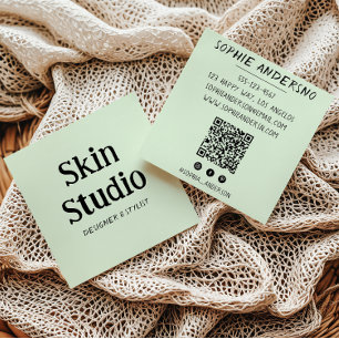 Salbeigrünes Minimalistisches Skin Studio QR-Code Quadratische Visitenkarte