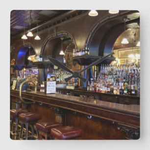Salon Nr. 10 in Deadwood, Süddakota Quadratische Wanduhr
