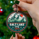 Salt Lake City Utah Ski Souvenir Retro Vintager 80 Keramik Ornament<br><div class="desc">Salt Lake City Utah Ski Souvenirs Retro Vintage 60er-Design Features tragen Berge und hohe Bäume. Design für alle,  die Lieben zum Urlaub in den Killington. Souvenir aus Salt Lake City Utah Design für jemanden,  der Lieben Trails,  Trail laufen,  ultrarunning,  Ski und Skifahren.</div>