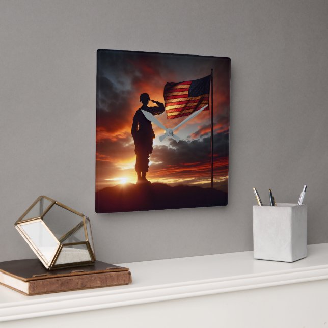 Saluting American Soldier Quadratische Wanduhr (Büro)