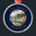 Salzburg Österreich Retro Distressed Circle Ornament Aus Metall<br><div class="desc">Salzburger Retrovektor-Reisedesign. Salzburg ist eine österreichische Stadt an der Grenze zu Deutschland mit Blick auf die Ostalpen. Die Stadt wird durch die Salzach geteilt,  mit mittelalterlichen und barocken Gebäude der FußgängerAltstadt an ihrem links Ufer,  gegenüber der Neustadt aus dem 19. Jahrhundert auf der rechten Seite.</div>
