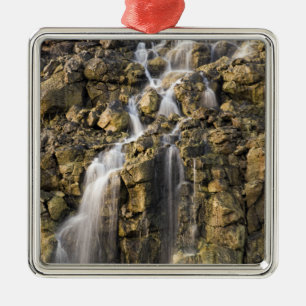 Salzlösungsfälle vom vulkanischen Felsen fallen Silbernes Ornament