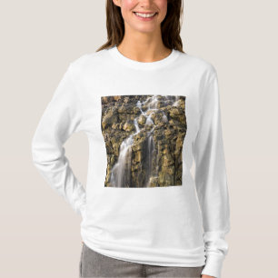 Salzlösungsfälle vom vulkanischen Felsen fallen T-Shirt
