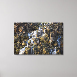 Salzlösungsfälle vom vulkanischen Felsen lassen Leinwanddruck