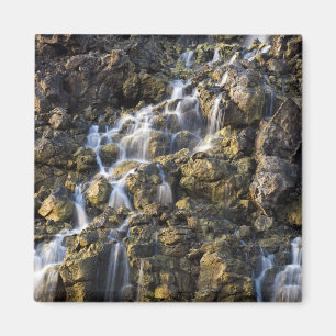 Salzlösungsfälle vom vulkanischen Felsen lassen Magnet