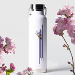 Sammeln von Muschelsammlern Trinkflasche<br><div class="desc">Schöne Organisator-Flasche für Ihre Muschelsammlung, mit einem visuellen Gedicht von mir, genannt "The Ink Pot". Ich bin selbst ein Muschelsammler und habe dieses Gedicht in Band IV aus der Buchreihe der Diamantstaubgedichte aus dem Foto des Schwarzen Meeres Ikebana veröffentlicht. Das Kunstwerk ähnelt einem japanischen Ikebana-Blume-Arrangement, aber es umfasst Muscheln und...</div>