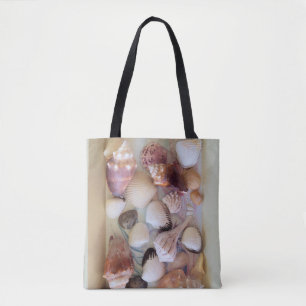 Sammlung von Muscheln auf einem Totbeutel