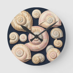 Sammlung von spiralförmigen Meeresschnecken Beige Runde Wanduhr