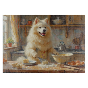 Samojede beim Kochen in der Küche Schneidebrett