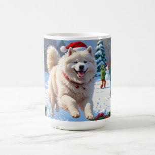 Samojede läuft im Schnee mit Weihnachtsmütze Kaffeetasse