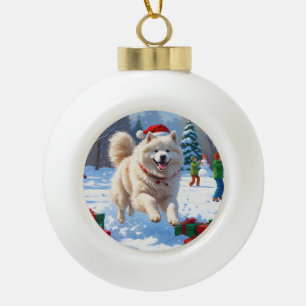 Samoyed Running in Snow mit Weihnachtshut Keramik Kugel-Ornament
