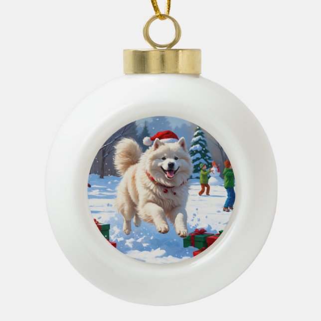 Samoyed Running in Snow mit Weihnachtshut Keramik Kugel-Ornament (Vorderseite)