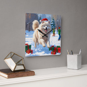 Samoyed Running in Snow mit Weihnachtshut Quadratische Wanduhr