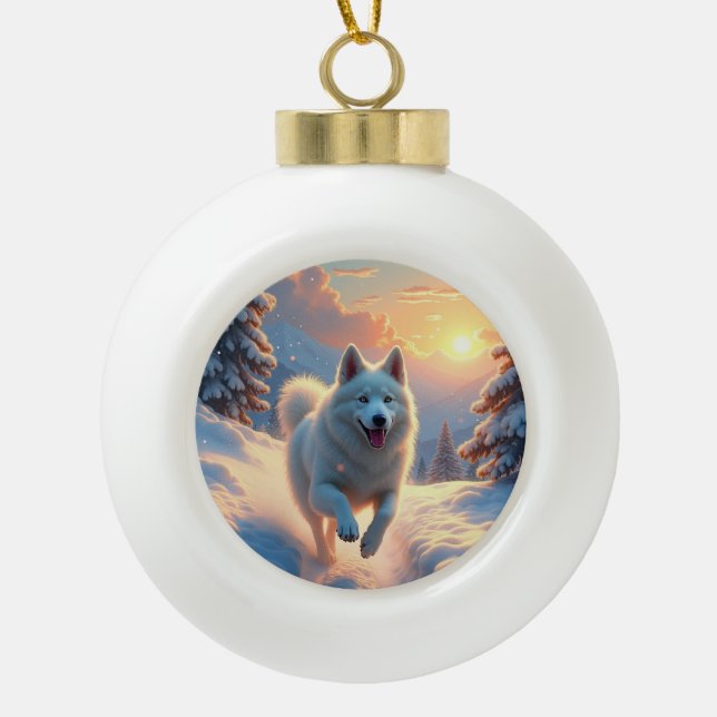 Samoyed Snowy Mountain Adventure Christmas Keramik Kugel-Ornament (Vorderseite)