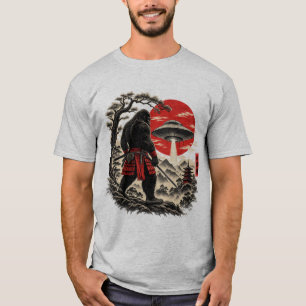 Samurai Sasquatch unter der roten Sonne T-Shirt