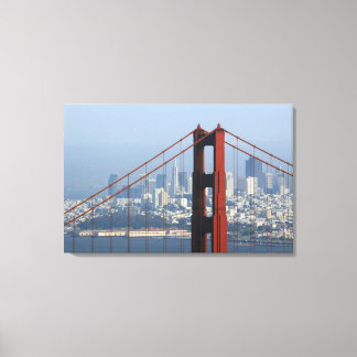San Francisco sah durch die Golden Gate Bridge. Leinwanddruck