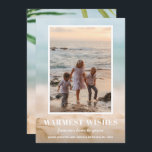 Sand and and Sea Beach Foto Weihnachten<br><div class="desc">Teilen Sie Ihr Lieblings-Strandurlaub-Foto oder Foto bei warmem Wetter mit unserer Weihnachtskarte für Sand und Meer mit Ihrer Nachricht in schick weißem Text. Wählen Sie Matte für schwerstes Papier und High Definition für beste Druckqualität.</div>