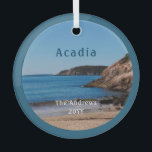 Sand Beach Acadia Nationalpark Ornament Aus Glas<br><div class="desc">Sand Beach Acadia National Park Glas Ornament. Die erste Haltestelle der Acadia Nationalpark Loop ist Sand Beach. Personalisieren Sie dieses wunderschöne Bild mit Ihrem Familiennamen und dem Jahr,  in dem Sie das Bild besucht haben.</div>