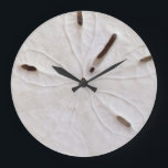Sand Dollar Beach Coasty White Gray Trendy Cool Große Wanduhr<br><div class="desc">Entworfen mit dem Bild von Sand-Dollar & Muscheln im Hintergrund,  ist dies perfekt für Strandhaus-Dekoration oder Weihnachten,  Urlaubsgeschenke!</div>