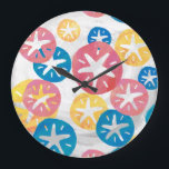 Sand Dollar Yellow Blue Pattern Große Wanduhr<br><div class="desc">Trendy Sand Dollar Seamless Pattern in Gelb,  Rot und Blau zeigt unser originelles Design von verschiedenen Größen und Farben überlappenden Sand Dollars in einem flachen grafischen Stil mit unserer Signatur Textur auf einem texturierten weißen Hintergrund.</div>