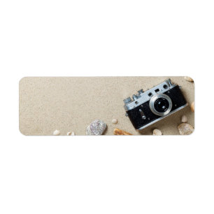 Sand-Hintergrund. Konzept mit alter Retro Kamera
