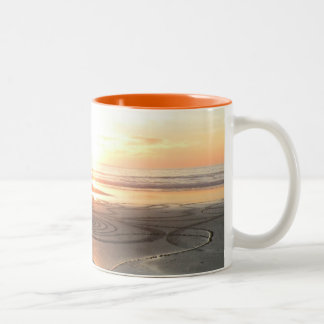 Sand-Kreis an der Sonnenuntergang-Tasse Zweifarbige Tasse