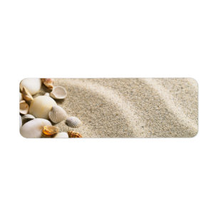 Sand mit Muscheln und Steinen.