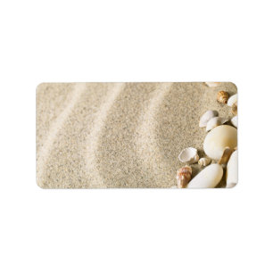 Sand mit Muscheln und Steinen. Adressaufkleber