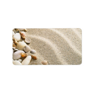 Sand mit Muscheln und Steinen. Adressaufkleber